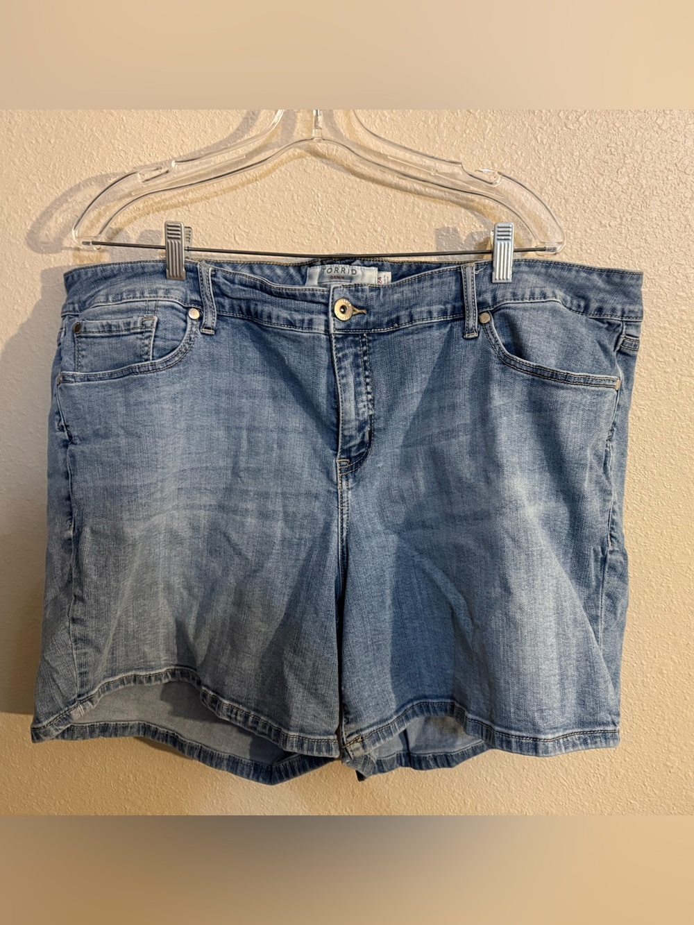 Torrid lightwash Jean Shorts Stretchy Size 24